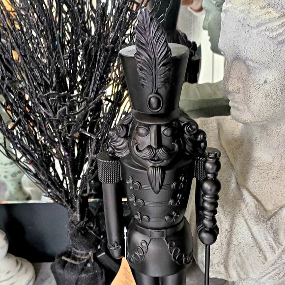 NEW! EXQUISITE MASSIVE 18 TALL NUTCRACKER - Picture 4 of 8